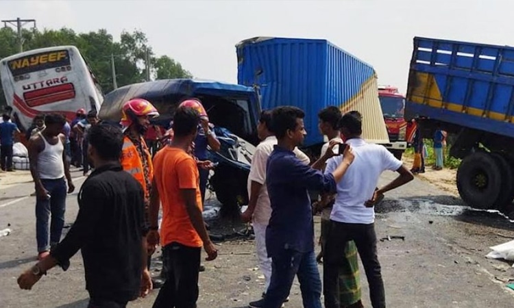 3 killed in Tangail bus-truck-covered van collision