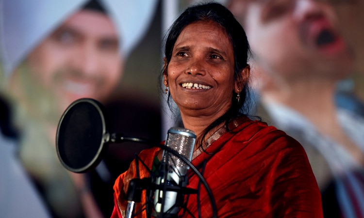 Ranu Mondal sings ‘Manike Maghe Hithe’