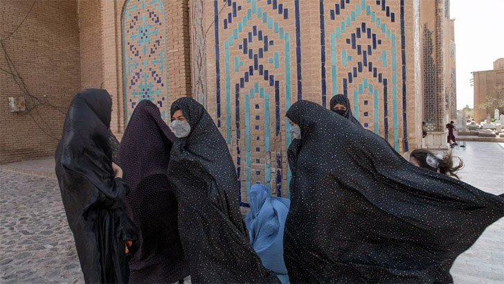 The Taliban is not allowing female employees to enter the women's ministry