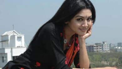 Photo of Jaya Ahsan is overjoyed to receive the memento