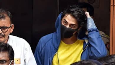 Photo of Shah Rukh’s son Aryan is reading scriptures of Qur’an in jail