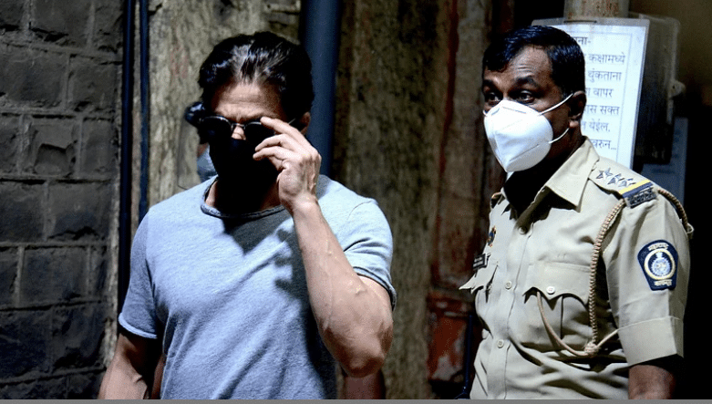 Shah Rukh Khan Meets Aryan In Jail