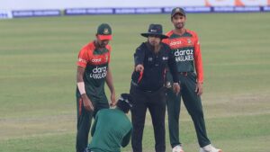 Fan invades ground to touch Mustafizur's feet