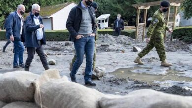 Photo of Trudeau tours flood-ravaged western Canada