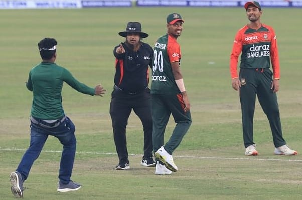 Fan invades ground to touch Mustafizur's feet