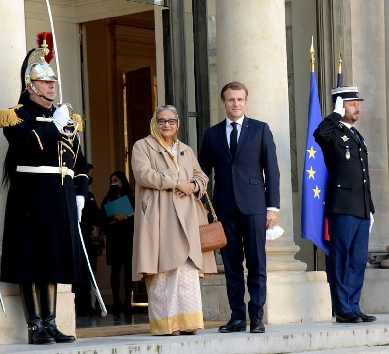 PM accorded warm reception at Elysee Palace in Paris