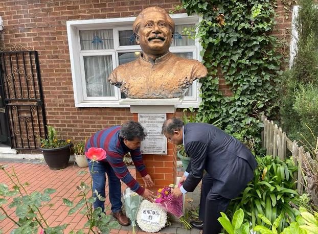 Information Minister offers wreath at Bangabandhu’s bust in London
