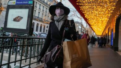 Photo of France urges vaccine uptake, bans New Year’s concerts