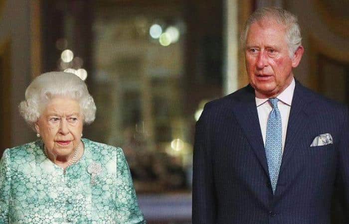 Queen advised to hand over reins to Prince Charles