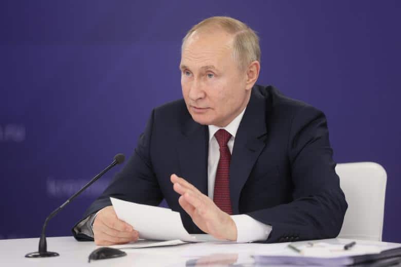 Russia's Putin warns West of counter measures over Ukraine threats