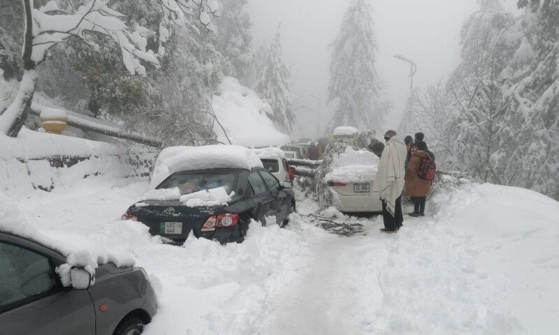 At least 21 die in vehicles trapped by Pakistan snowstorm