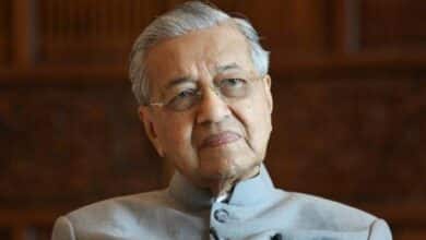 Photo of Malaysian ex-PM Mahathir admitted to hospital again