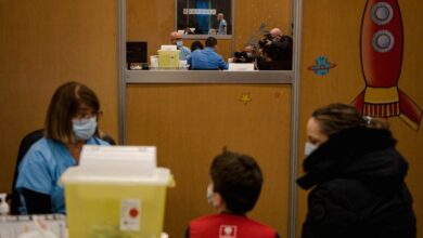 Photo of Unvaccinated Canadian father loses right to meet son