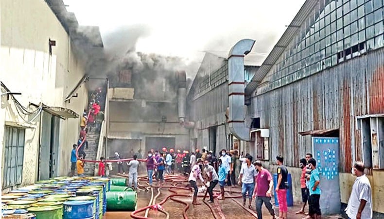 Massive fire breaks out at RMG factory in N`ganj