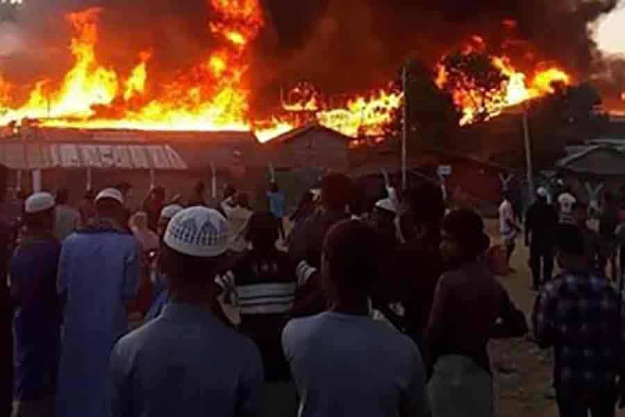 Fire burns down 'thousands' of houses in Rohingya camp