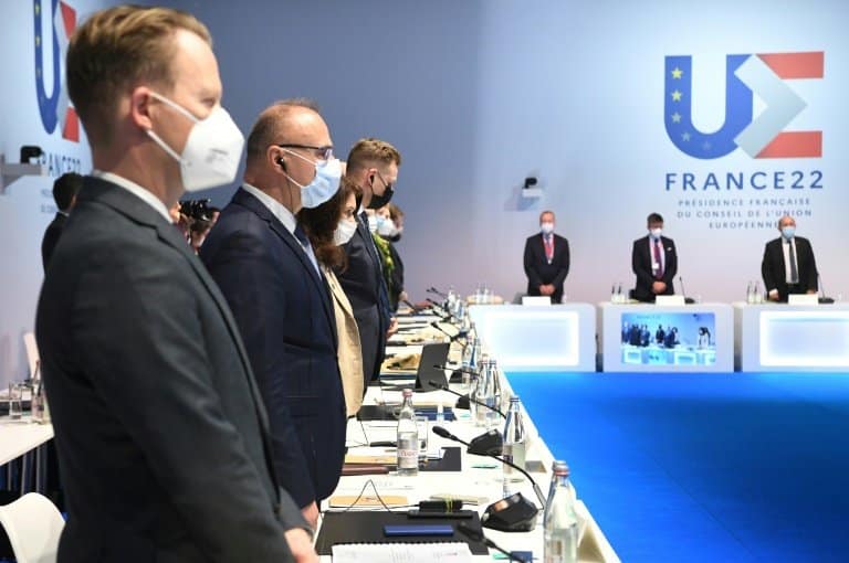 EU warns Russia of 'robust' response as Ukraine crisis deepens