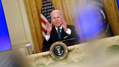 Photo of Biden caught insulting Fox News journalist