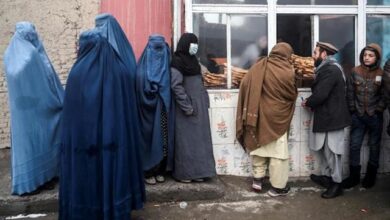 Photo of Desperate Afghans queue for free bread as poverty crisis deepens