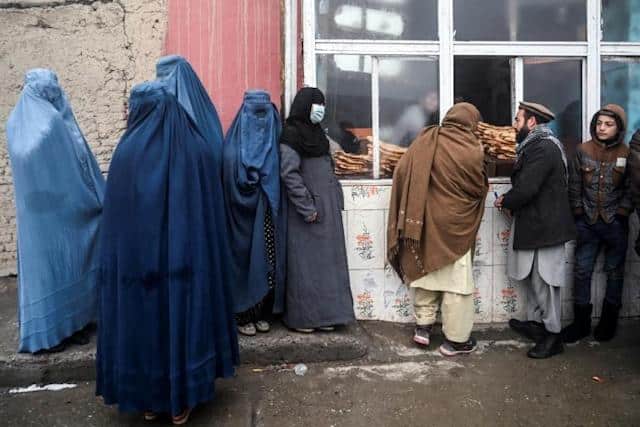 Desperate Afghans queue for free bread as poverty crisis deepens