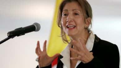 Photo of Former FARC hostage Betancourt announces fresh presidential bid