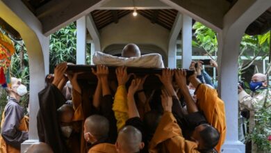 Photo of Thousands mourn Buddhist monk who brought mindfulness to the West