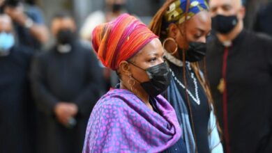Photo of Tutu’s body lies in state for second day in S.Africa