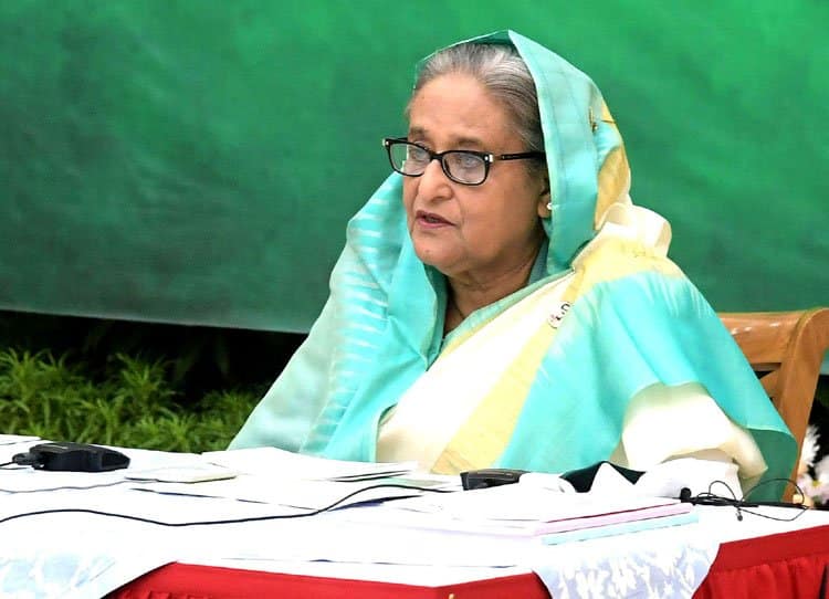 Families of freedom fighters, martyrs must lead dignified life: PM asks DCs