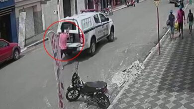Photo of Watch: Handcuffed prisoner jumps off moving police van