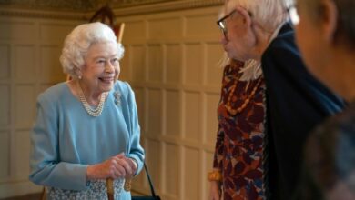 Photo of Queen Elizabeth II attends party on Jubilee eve