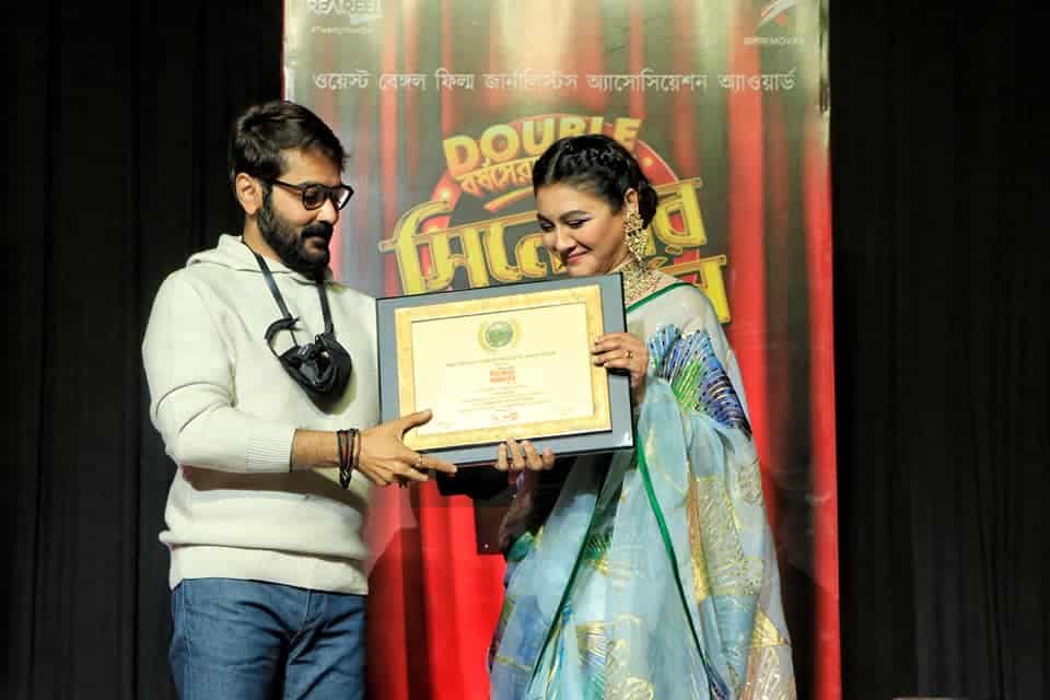 Jaya receives best actress award for ‘Binisutoy’ in Kolkata