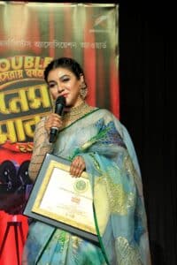 Jaya receives best actress award for ‘Binisutoy’ in Kolkata