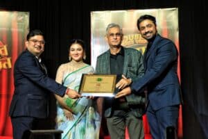 Jaya receives best actress award for ‘Binisutoy’ in Kolkata