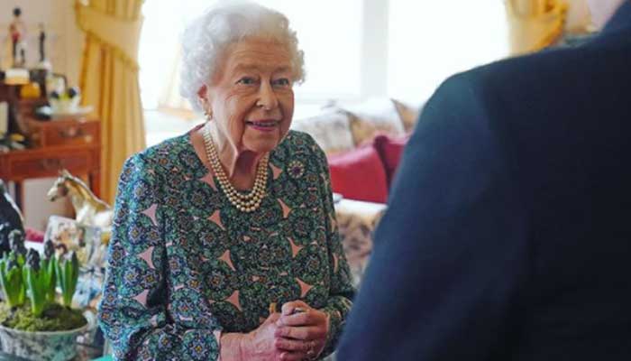 Queen to continue light duties even after positive Covid test