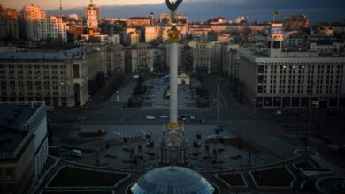 Photo of Disbelieving but fretful, Kyiv hears nearing drumbeats of war