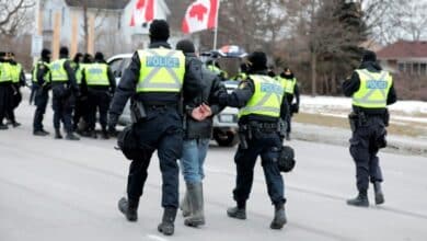 Photo of Canada police arrest protesters in bid to clear border bridge