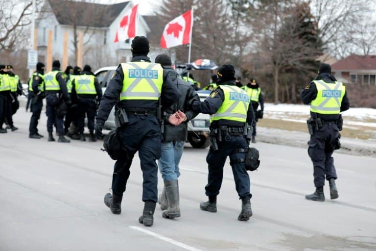 Canada police arrest protesters in bid to clear border bridge
