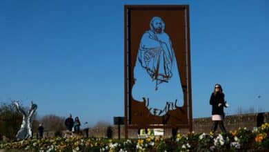 Photo of Sculpture of Algerian hero vandalised in France