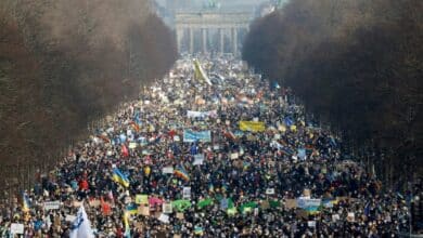 Photo of ‘Glory to Ukraine’: hundreds of thousands march against Russian invasion
