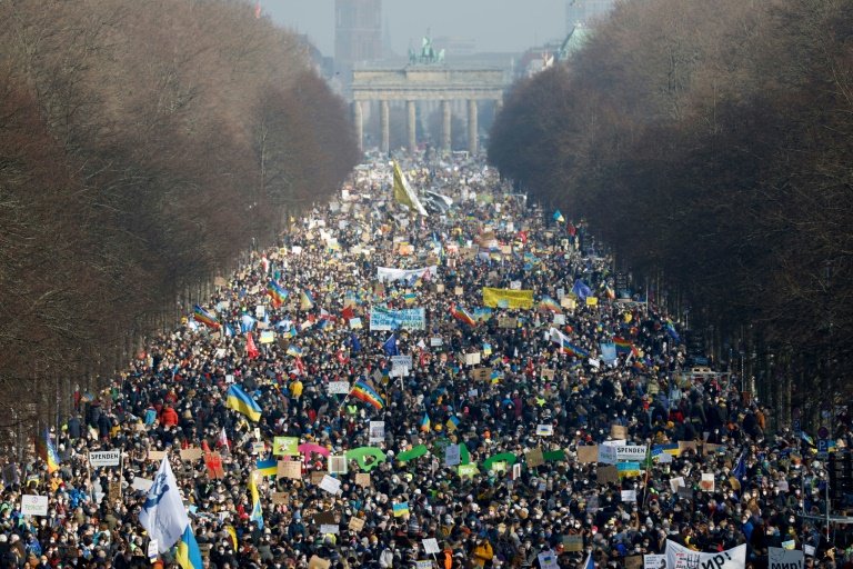 'Glory to Ukraine': hundreds of thousands march against Russian invasion