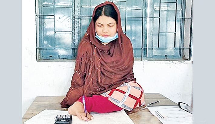 PM Hasina, her sister Rehana talk to Tamanna who scored GPA-5 in exam by writing with feet