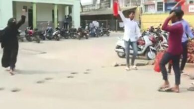 Photo of Mob in India chanting ‘Jai Shri Ram’ bullies Muslim hijabi girl