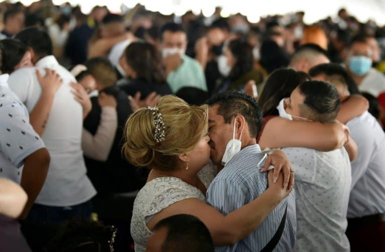 Hundreds wed at Valentine's Day ceremony in Mexico