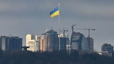 Photo of Ukrainian, Russian troops fight in streets of Kyiv