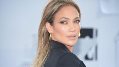 Photo of Jennifer Lopez Gets Emotional Recalling a Fan’s Concert Sign at Her First Tour