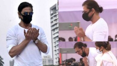 Photo of Shah Rukh Khan raises his hands in dua at Lata Mangeshkar’s funeral; pics, videos go viral