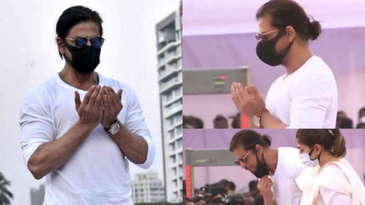 Shah Rukh Khan raises his hands in dua at Lata Mangeshkar's funeral; pics, videos go viral