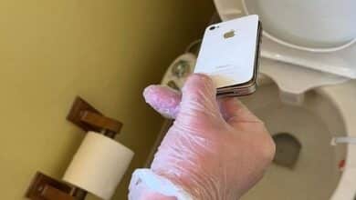 Photo of ‘Suprised’ woman finds her iPhone after 10 years in toilet