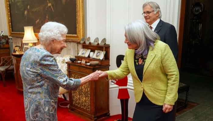 Frail-looking Queen Elizabeth welcomes guests for tea
