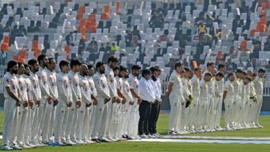 Photo of Minute’s silence for Warne, black armbands as Australia Test resumes