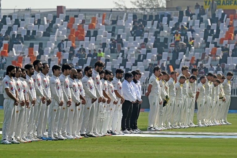 Minute's silence for Warne, black armbands as Australia Test resumes
